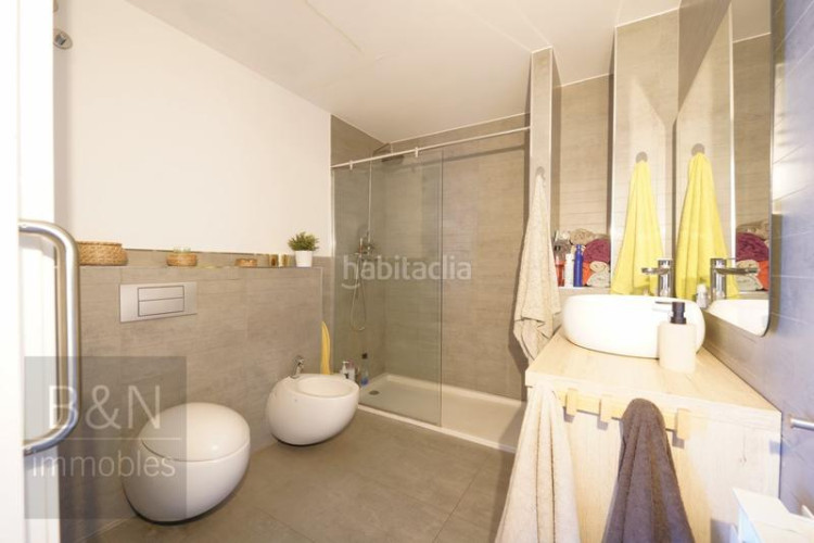 Casa  cantonera toda exterior, reformada en un estilo moderno y abierto, con una amplia terraza y gran garaje ! en Terrassa