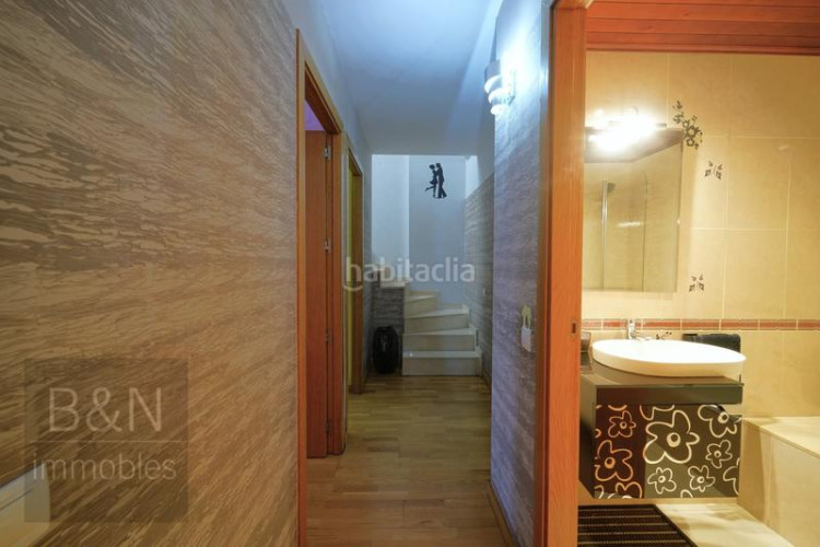Dúplex tu hogar con alma espacio, confort, tres salidas al exterior y zona comunitaria con piscina y plaza de parking en Terrassa