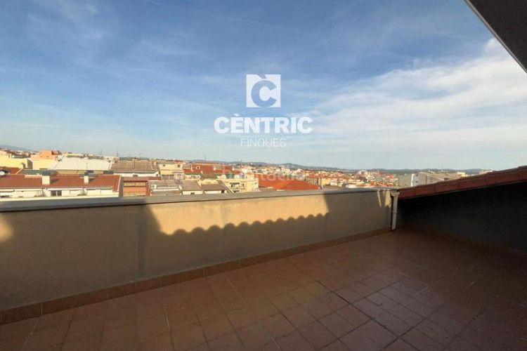 Dúplex piso de tres habitaciones situado en el barrio de escoles. en Terrassa
