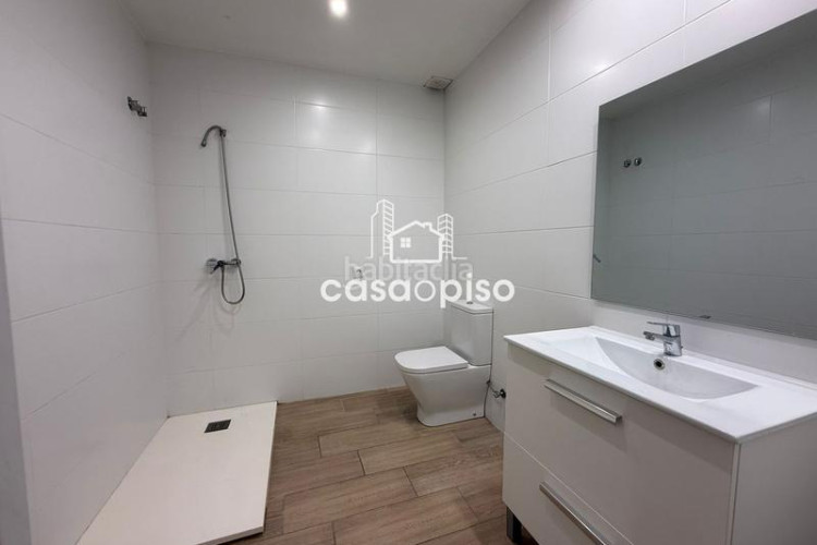 Casa adosada  en ca naurell, 3 dormitorios y 2 baños. buen estado, orientada al sur. perfecta para disfrutar de un hogar acogedor. en Terrassa