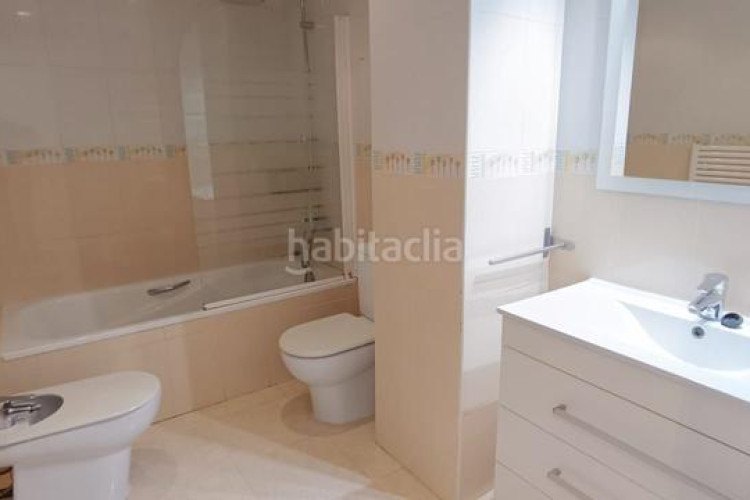 Piso  2 habitaciones con balcón junto estación est en Terrassa