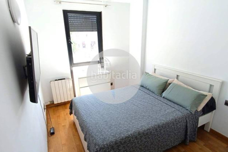 Piso bonito piso de 85 m2, 3 hab, 2 baños, galería, balcón, pk y zona comunitaria, en zona olímpica en Terrassa