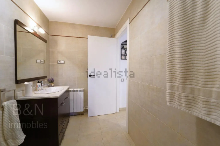 ¡Bienvenido al hogar de tus sueños! Este exclusivo dúplex es mucho más que una vivienda.