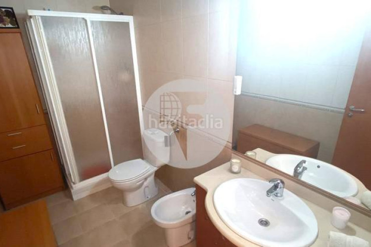 Planta baja bonita planta baja de 2 hab, terraza con barbacoa y plaza de aparcamiento en carrer conca torresana la gripia, en Terrassa