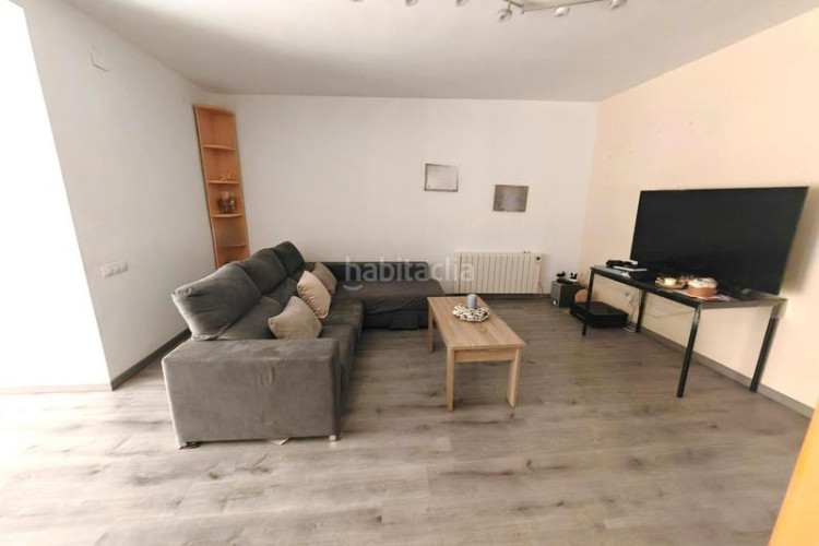 Casa zona de la grípia. casa adosada de 3 plantas + 4habs. + 2lav. + terraza + patio en Terrassa