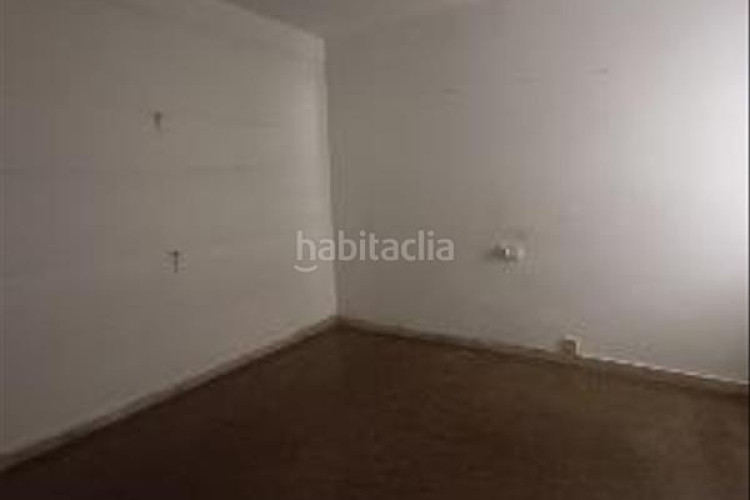 Piso amplio piso de 4 habitaciones, junto a plaza lluis companys. en Terrassa