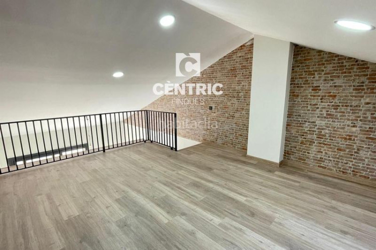 Dúplex  de obra nueva de 2 habitaciones buhardilla multifuncional y terraza en Terrassa