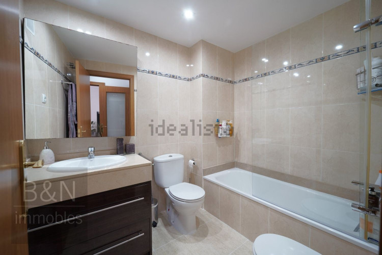 ¡Te vas a enamorar de su carácter! Amplio, luminoso, con zona comunitaria, párquing y trastero.