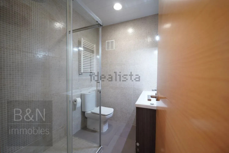 Un hogar reformado, con doble salida exterior y solo un vecino.