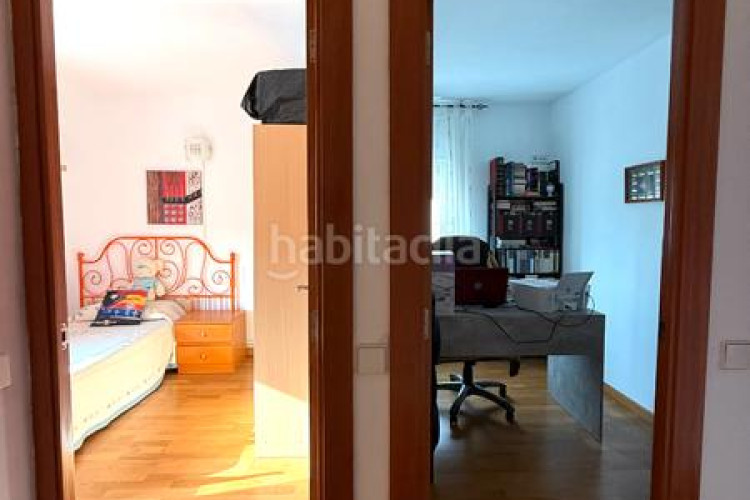 Piso zona de Ca n'Aurell. piso de 4habs. + 2lav. + balcón en angel sallent en Terrassa