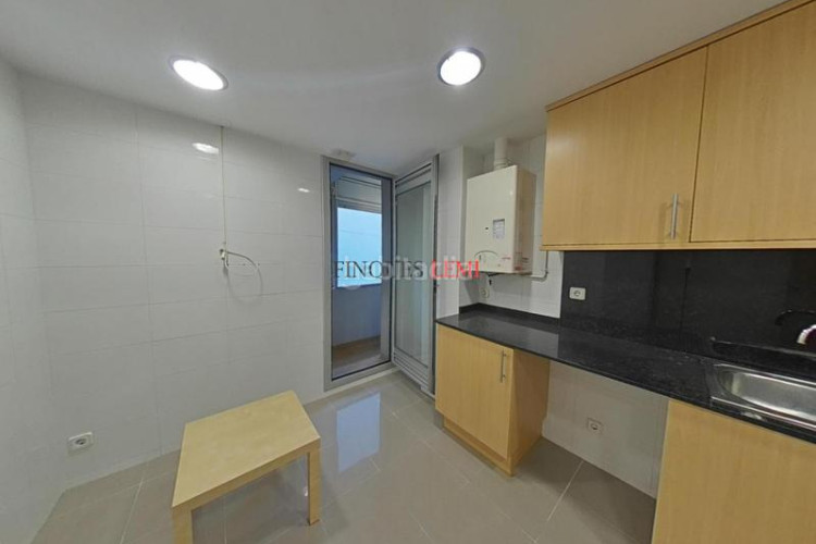 Piso dúplex con 4 habitaciones, 3 baños y parking en ubicación privilegiada en Terrassa