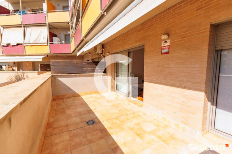 Planta baja precioso piso con terraza y parking en Can Roca en Terrassa