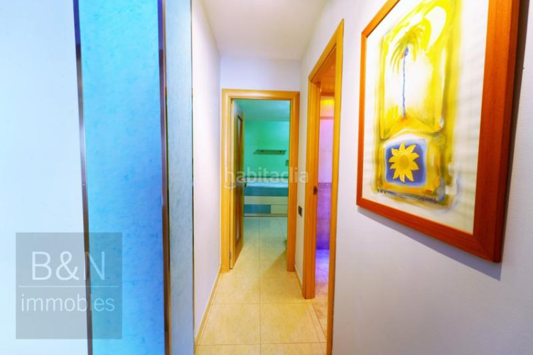Piso una vivienda reformada, llena de luz natural, de estilo moderno y equipada con muebles hechos a medida! en Terrassa