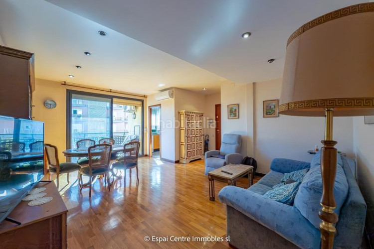 Piso vive en sant pere piso de 88 m con 3 habitaciones, 2 baños y salón luminoso. ubicación ideal cerca de todo en Terrassa