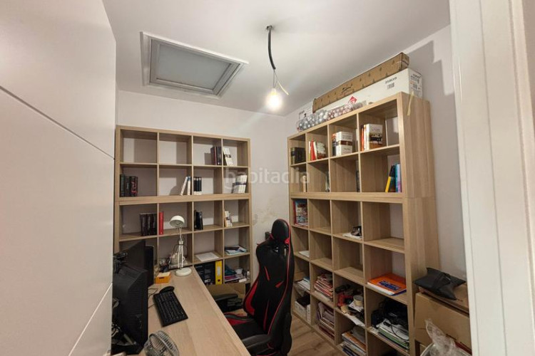 Casa adosada unifamiliar adosada, 4 habitaciones, gran garaje y terraza en Terrassa