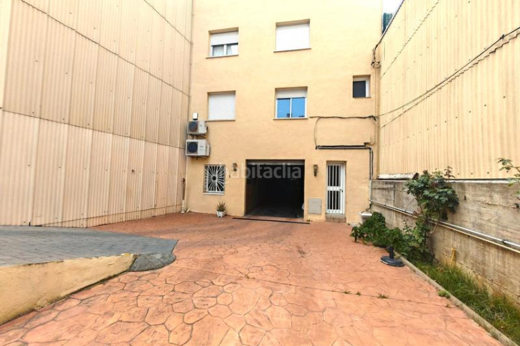 Casa zona de la grípia. casa adosada de 3 plantas + 4habs. + 2lav. + terraza + patio en Terrassa