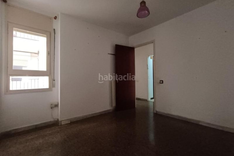 Piso  de 4 hab. con balcón exterior. muy amplio en Terrassa