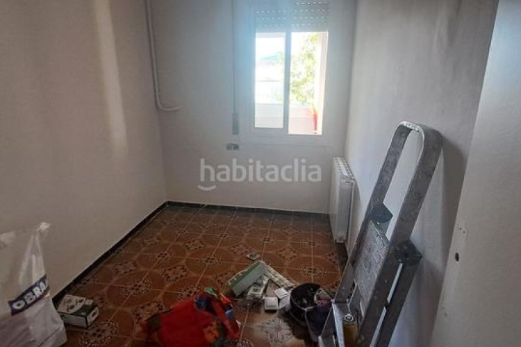 Piso  todo exterior con balcón y ascensor! en ca n anglada en Terrassa