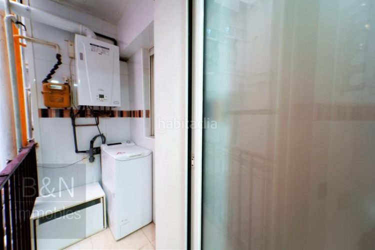Piso una vivienda reformada, llena de luz natural, de estilo moderno y equipada con muebles hechos a medida! en Terrassa