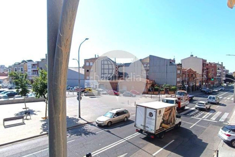 Piso bonito piso de 85 m2, 3 hab, 2 baños, galería, balcón, pk y zona comunitaria, en zona olímpica en Terrassa