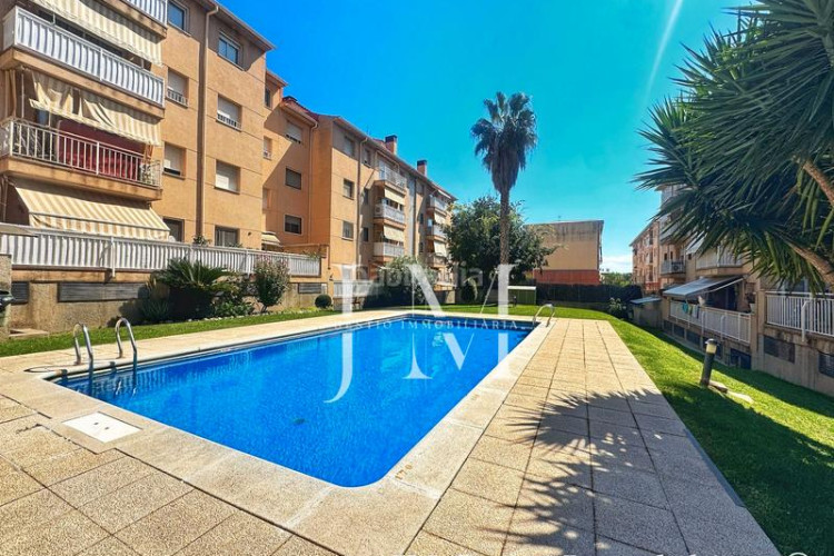 Piso oportunidad única: piso con piscina, parking y trastero en Terrassa