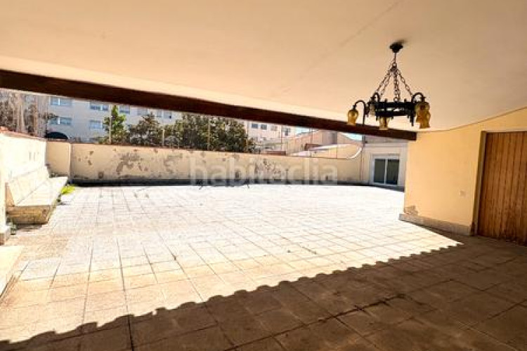 Piso  señorial único en pleno centro – 6 habitaciones, 3 baños, terraza de 200 m², parking incluido en Terrassa