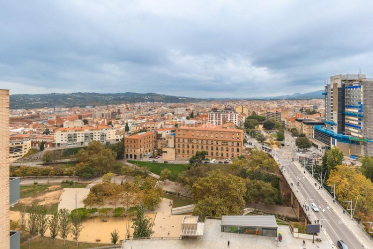 Ático  dúplex con terrazas y vistas panorámicas a un paso del centro , plaza de parking incluida en Terrassa