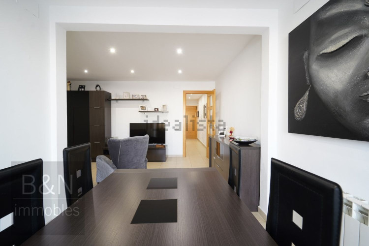 Un hogar reformado, con doble salida exterior y solo un vecino.