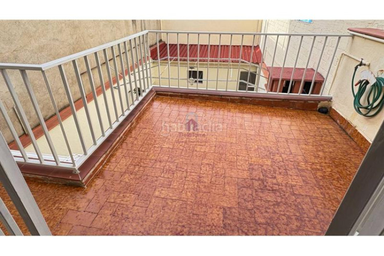 Casa  en venta en la gripia, en carrer borges blanques de 220m construidos con salida a patio de 40m, tres terrazas y en Terrassa