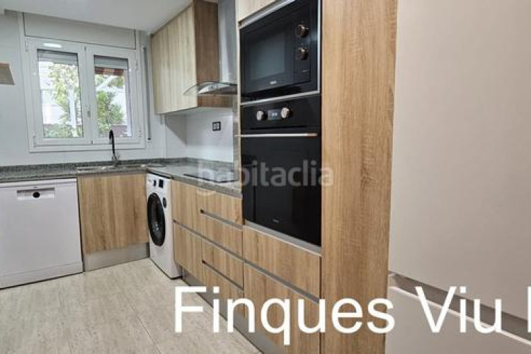 Piso  en planta baja totalmente actualizado 3 hb. con patio y parking en Terrassa
