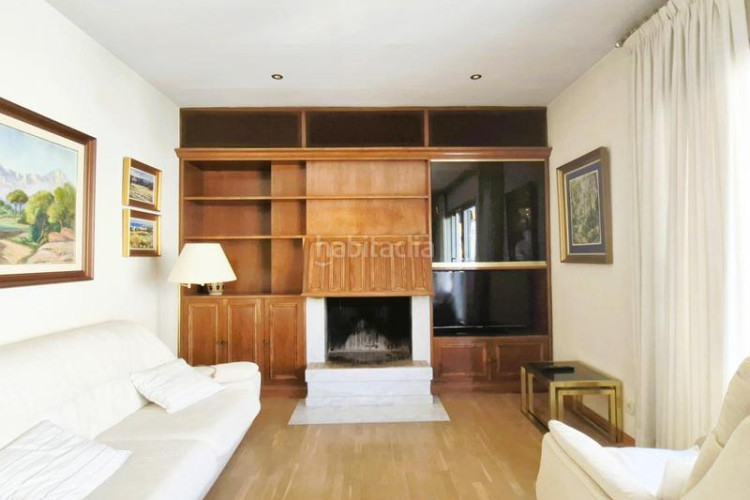 Piso de 137 m2 amb 4 hab i balco 10 m2 oest al carrer ireneu a 50 metres rambla en Terrassa