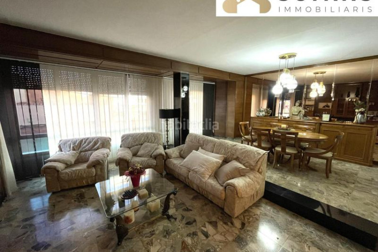 Casa adosada con amplias terrazas y gran potencial en Terrassa