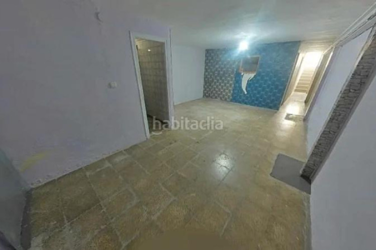 Casa adosada (barcelona). "okupado" (no se puede visitar ni hipotecar). en Terrassa