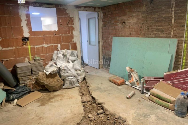 Piso sotano que tiene 3 apartamentos para reformar en zona de Can Palet!!! en Terrassa