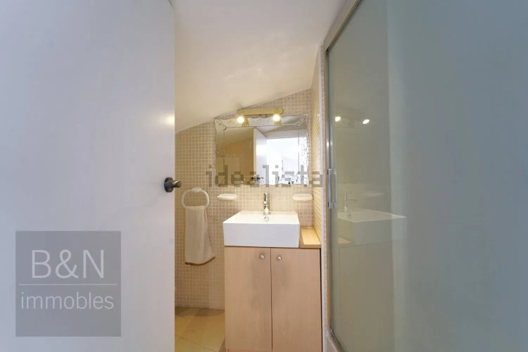 ¡Bienvenido al hogar de tus sueños! Este exclusivo dúplex es mucho más que una vivienda.