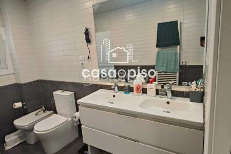 Piso  reformado en La Cogullada 3 dormitorios, 1 baño, todo exterior, cocina individual, con dos balcones uno de 6m y otro de 4m y en Terrassa
