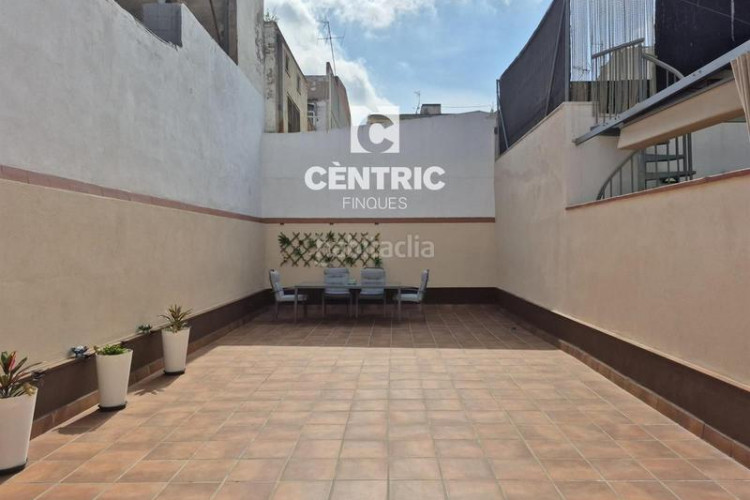 Piso planta baja seminueva de 3 hab con patio 60 m2 sur en francesc macia en Terrassa