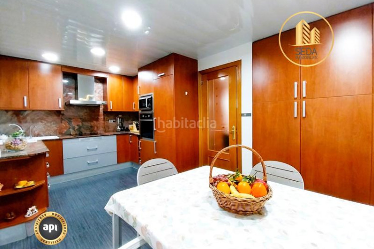 Casa impecable casa unifamiliar renovada con 4 plantas, garaje triple y estudio con chimenea en la gripia en Terrassa