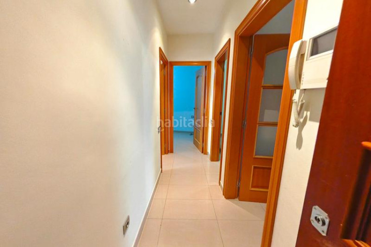 Casa zona de la grípia. casa adosada de 3 plantas + 4habs. + 2lav. + terraza + patio en Terrassa