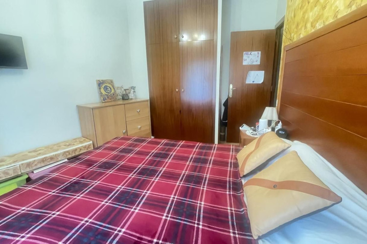 Plau00E7a del Mestre Serrat, Sant Pere