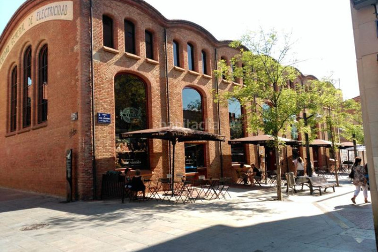 Piso  seminuevo junto a rambla, 3 habitaciones y pk opcional.. muy actual en Terrassa