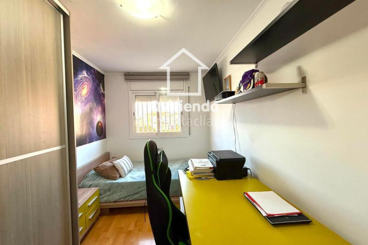 Ático  de 3 habitaciones con gran balcón en av glories catalanes, en Terrassa