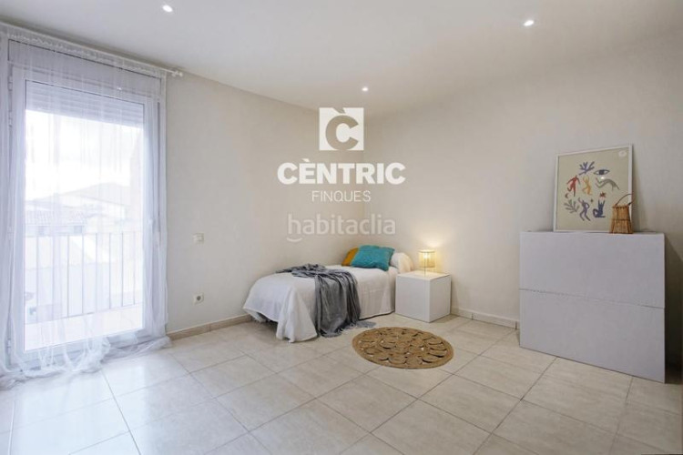 Casa adosada casa en el centro de cuatro habitaciones en Terrassa
