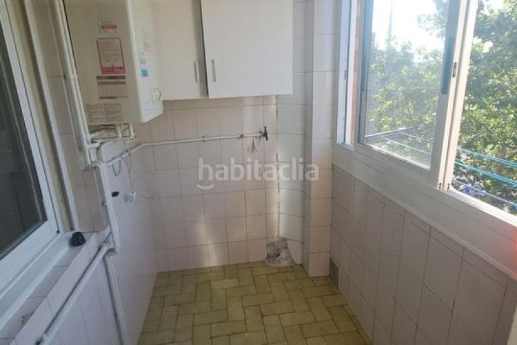 Piso  todo exterior con balcón y ascensor! en ca n anglada en Terrassa