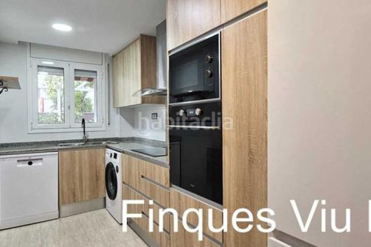 Piso  en planta baja totalmente actualizado 3 hb. con patio y parking en Terrassa