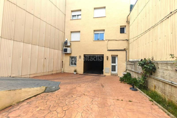 Casa  ideal para dos familias con gran patio y terraza en la gripia en Terrassa
