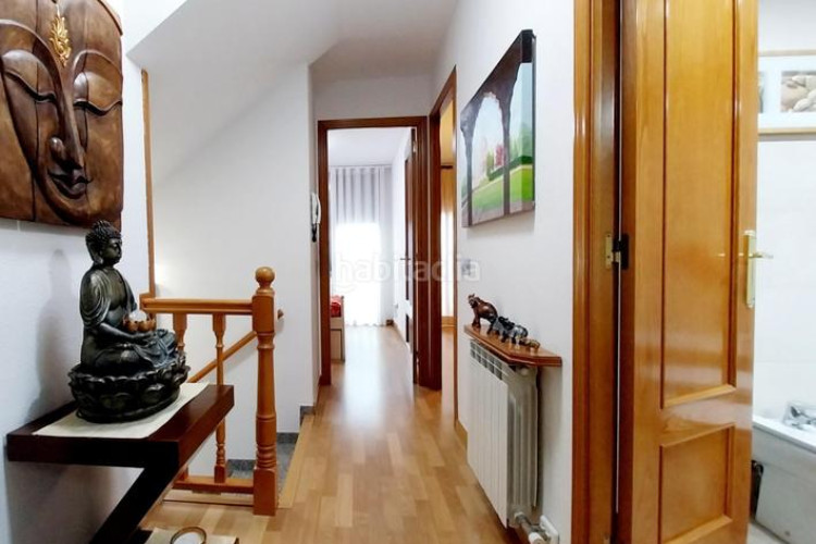 Casa adosada  con patio de 34m en la gripia, 3 hab. dobles estudio de 55m con fuego a tierra. amplio garaje en Terrassa