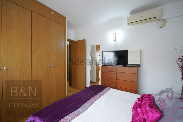 ¡Te vas a enamorar de su carácter! Amplio, luminoso, con zona comunitaria, párquing y trastero.