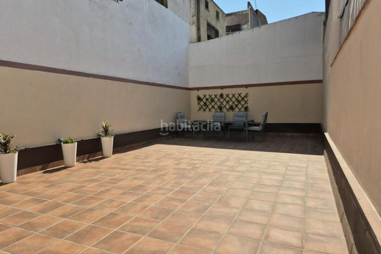 Planta baja  seminueva de 3 hab con patio de 60 m2 sur en rambla francesc macia en Terrassa