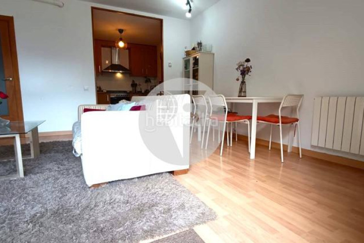 Planta baja bonita planta baja de 2 hab, terraza con barbacoa y plaza de aparcamiento en carrer conca torresana la gripia, en Terrassa